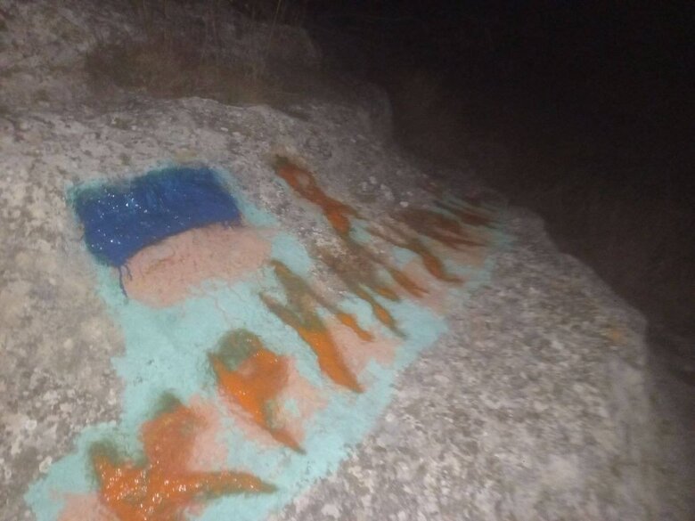 Активісти Жовтої Стрічки продовжують малювати патріотичні графіті в окупованому Криму: Чекаємо на ЗСУ 14