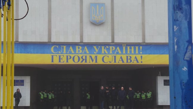 Акція Ні капітуляції! відбувається під Київською ОДА 06