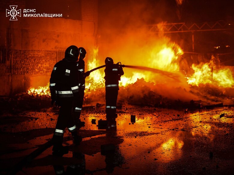 Рятувальники загасили пожежу в Миколаєві після атаки російського БпЛА