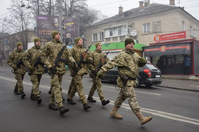 Бійці 44-ї окремої артбригади пройшли урочистим маршем Тернополем після повернення із зони ООС 02 Бійці 44-ї окремої артбригади пройшли урочистим маршем Тернополем після повернення із зони ООС 02