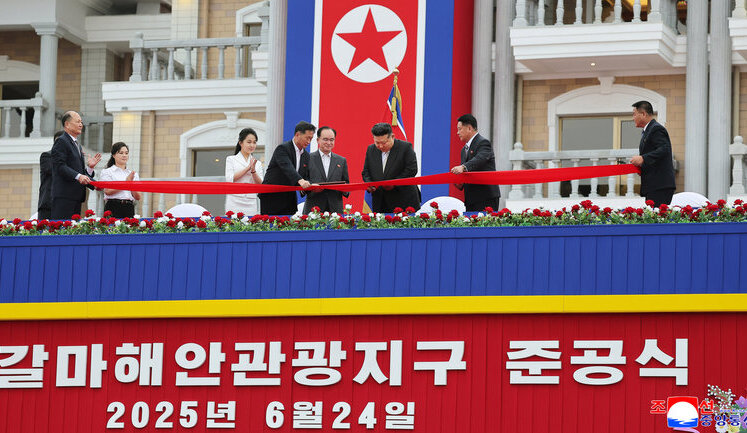 У Північній Кореї відкрили курорт для росіян поряд із колишнім ракетним полігоном. ФОТО