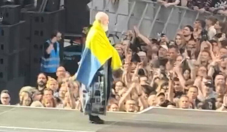 Соліст гурту Judas Priest Гелфорд вийшов на сцену з українським прапором. ВIДЕО