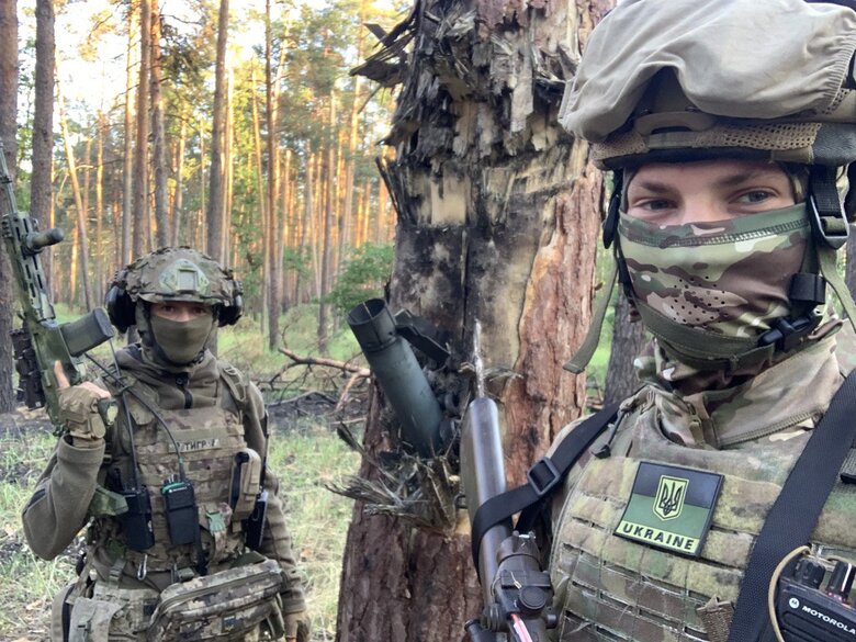 Командир снайперів Влад, позивний Санта: Проміж крапель ходжу поки. Бронік надирявили мені, таке було… 22