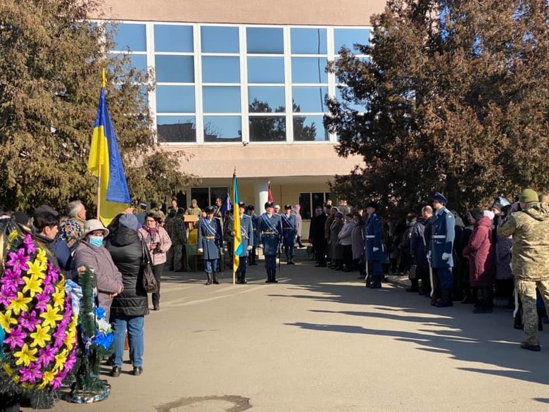 На Вінниччині попрощалися із загиблим внаслідок російського обстрілу воїном 56-ї ОМПБр Денисом Кононенком 18