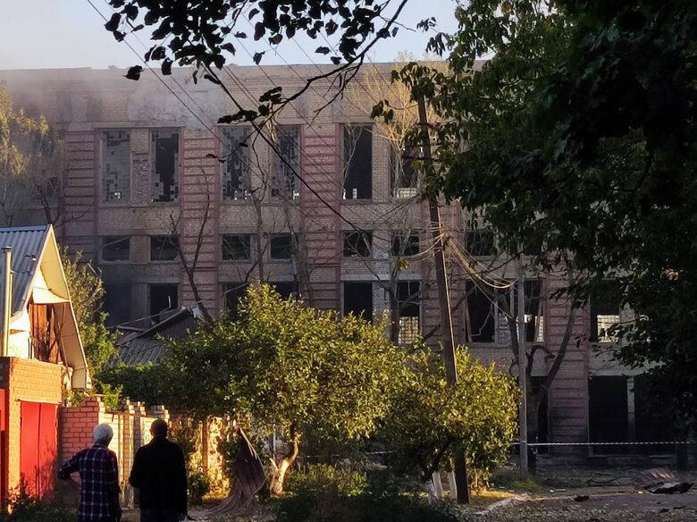 Враг ударил по Корабельному району Херсона, повреждены дома 02