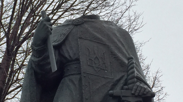 Вандалы обезглавили памятник князю Владимиру, установленный возле украинской церкви в канадском Виннипеге 01