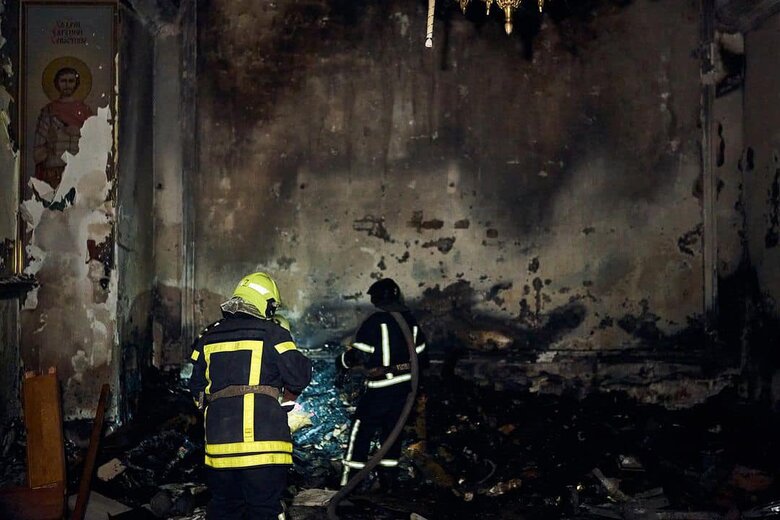 Терористичний удар по Одесі: ДСНСівці рятують людей та ікони з понівеченого Спасо-Преображенського собору 11