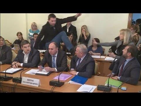 вр драка митинг