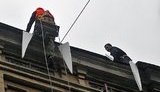 В Киеве на крышах домов появились пенопластовые сталактиты. ФОТО
