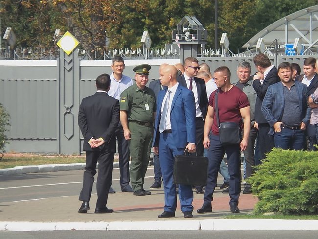 Родичі, журналісти, Зеленський, Баканов, Аваков у Борисполі чекають літака з українцями 10