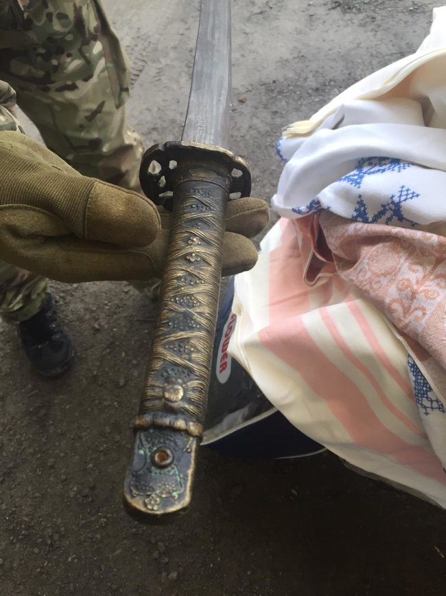 Мужчина пытался вывезти на оккупированные территории самурайский меч, - Госпогранслужба 05