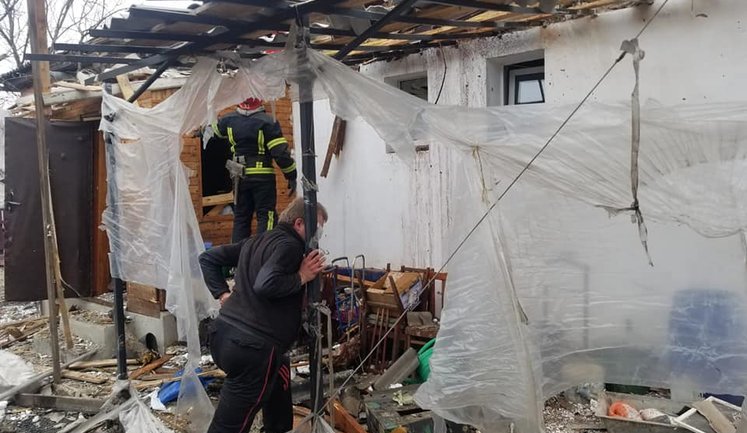 Житловий будинок та будівля дитсадка пошкоджені в Малині внаслідок падіння уламків російської ракети, - ДСНС. ФОТО