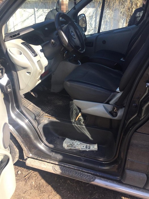 Начальника сервісного центру МВС, який обіцяв вирішити питання в прокуратурі, затримано на хабарі 2 тис. дол., - СБУ 02