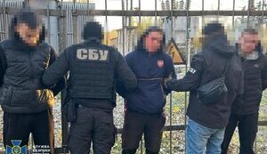Намагалися спалити гелікоптер ЗСУ: СБУ затримала групу паліїв у трьох областях України. ФОТОрепортаж