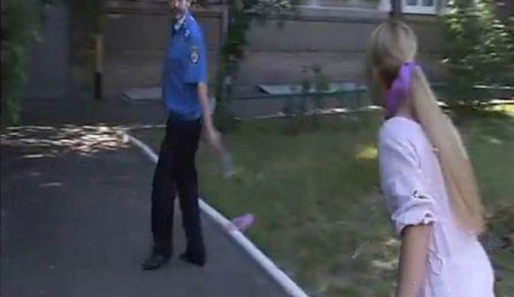 FEMEN запустили тортом в лицо спикеру МВД. ФОТО + ВИДЕО