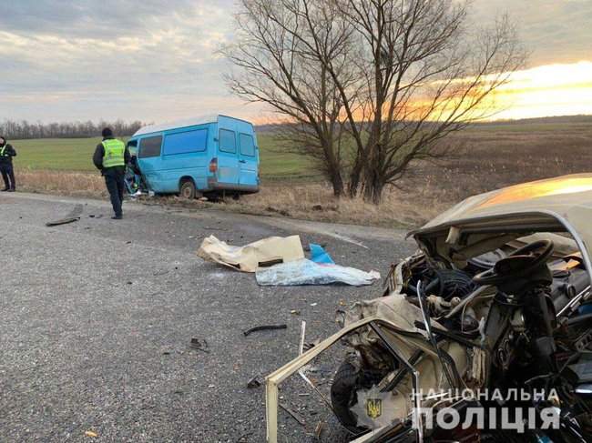 Унаслідок потрійної ДТП на Дніпропетровщині одна людина загинула, ще чотирьох госпіталізовано, - поліція 01