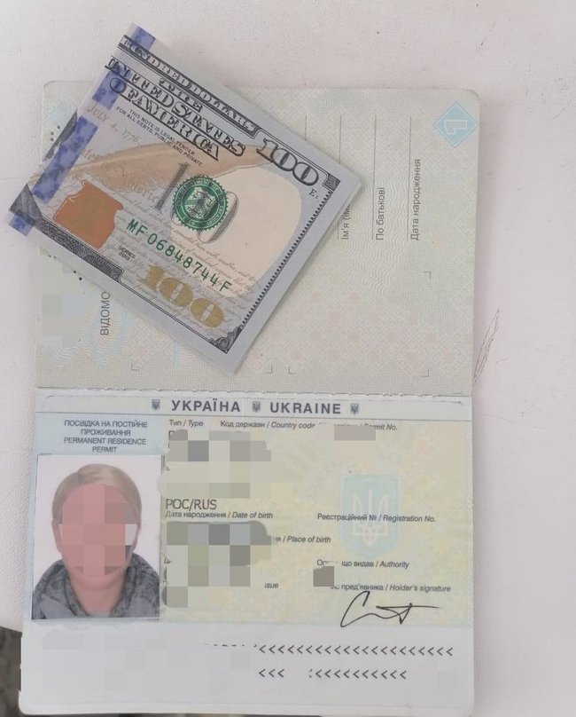 Россиянка пыталась попасть в оккупированный Крым, предложив пограничникам $100, - ГПСУ 01