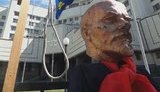 Шибениця, голова Леніна і бійки, - активісти пікетують КС з вимогою не скасовувати закон про люстрацію. ВІДЕО+ФОТОрепортаж