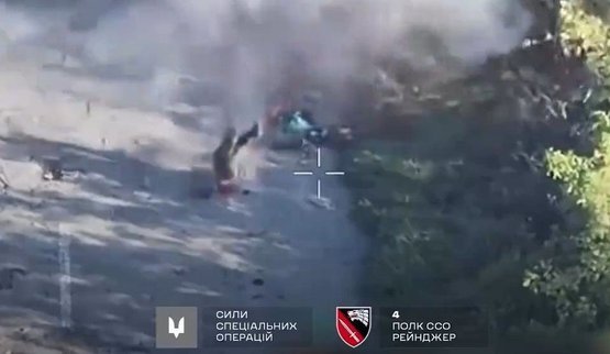Дрон бійців 4-го полку ССО "Рейнджери" прямим влучанням у рашиста відкинув його на кілька метрів убік. ВIДЕО