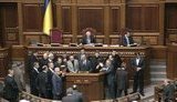 БЮТ заблокировал трибуну в Раде: Парламент должен быть распущен. ВИДЕО.
