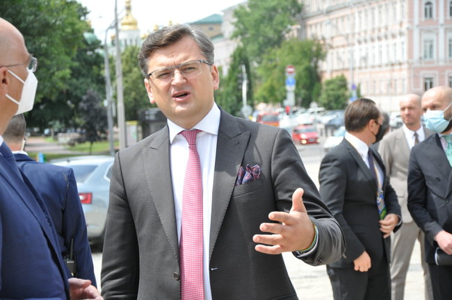 Глава МЗС Греції Дендіас поклав квіти до Стіни памяті полеглих захисників України 07