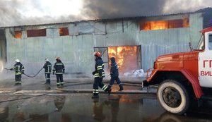 Під Києвом масштабна пожежа: горять склади побутової хімії. ФОТОрепортаж+ВІДЕО