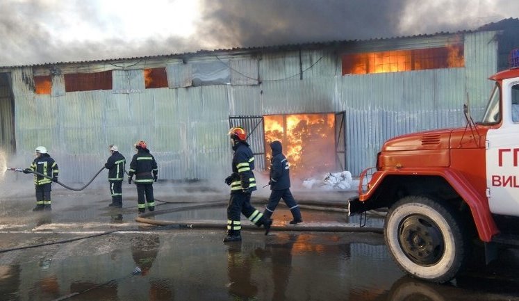 Під Києвом масштабна пожежа: горять склади побутової хімії. ФОТОрепортаж+ВІДЕО