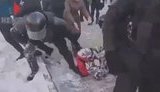 Акции за Навального в РФ: начались первые жесткие задержания, в Москве кладут плитку и ставят заборы. ВИДЕО (обновлено)