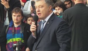 "Ми не здамося", - Порошенко під АП закликав не впадати в розпач і пообіцяв зустріч після наступних президентських виборів (оновлено). ВIДЕО