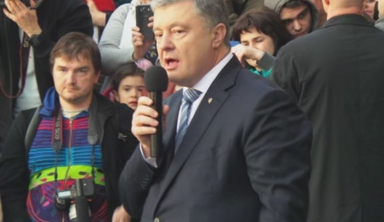 "Ми не здамося", - Порошенко під АП закликав не впадати в розпач і пообіцяв зустріч після наступних президентських виборів (оновлено). ВIДЕО