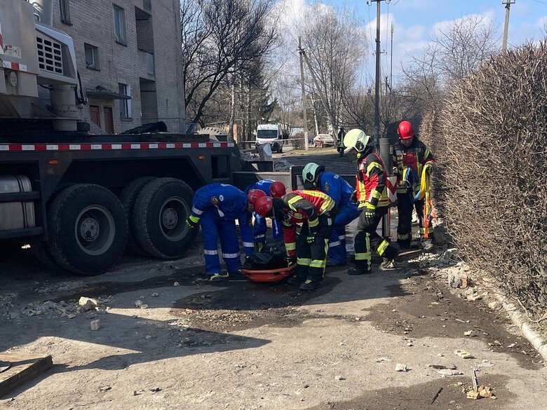 Нічна атака шахедів: З-під завалів гуртожитку на Київщині дістали тіло четвертої жертви 01