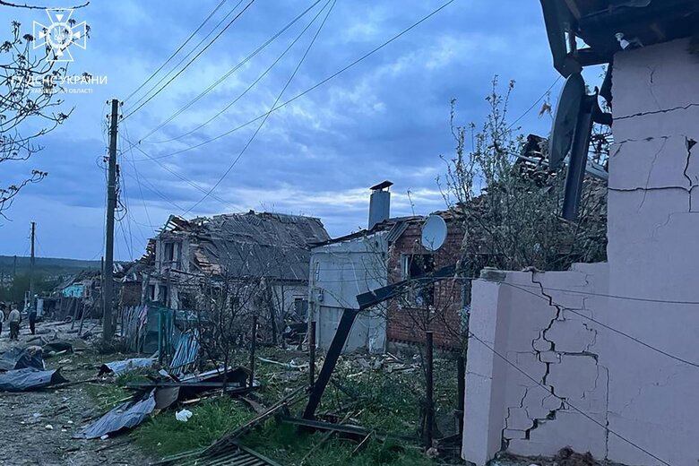 Наслідки ракетного обстрілу Куп’янська 9 травня, - ДСНС 05