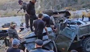 Тіла росгвардійців дістають зі знівеченої вантажівки після ДТП у Дагестані. ВIДЕО