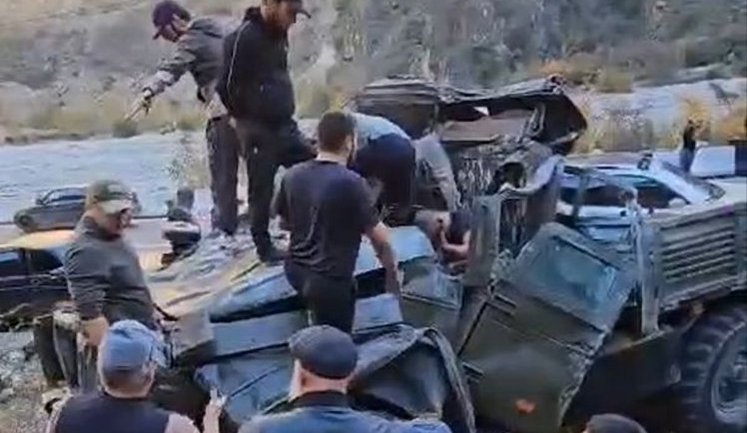 Тіла росгвардійців дістають зі знівеченої вантажівки після ДТП у Дагестані. ВIДЕО