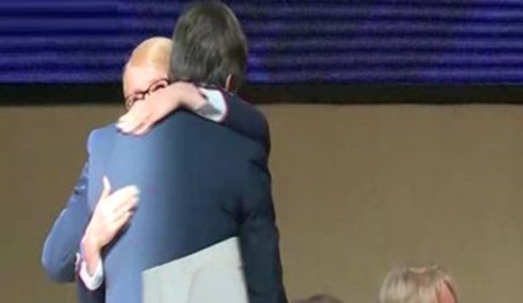 "Обійміть того, хто поруч. Попросіть вибачення, а я піду до Артура Герасимова", - Тимошенко. ВIДЕО