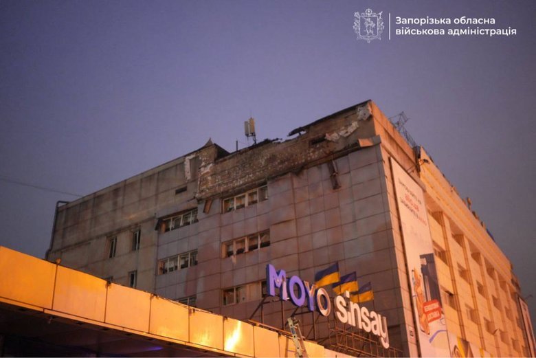 Удар по Запоріжжю 26 лютого: горять квартири, пошкоджено ТЦ