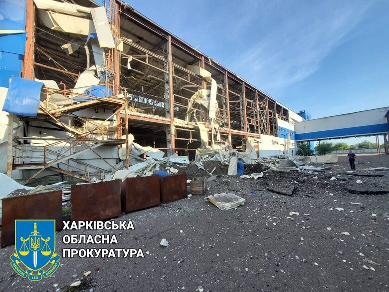Окупанти вночі завдали ракетного удару по Мерефі на Харківщині, пошкоджено цехи підприємства, поранено охоронця 01