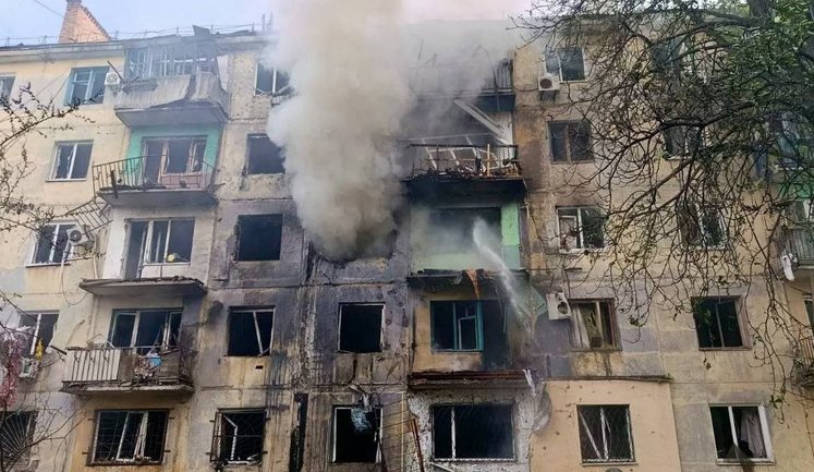 Враг атаковал Павлоград: повреждено многоэтажное здание, среди раненых 13-летний мальчик. ФОТО