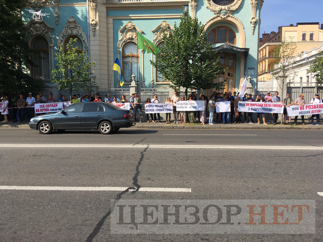 Чому інтереси меншості захищають? і Це все справа рук сатани - вони знищать планету: під Радою відбувається Всеукраїнський сімейний протест 09 Чому інтереси меншості захищають? і Це все справа рук сатани - вони знищать планету: під Радою відбувається Всеукраїнський сімейний протест 09