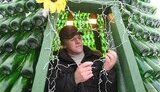 1750 бутылок и два месяца - житель Беларуси сделал елку из бутылок из-под шампанского. ФОТОрепортаж.