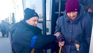 Российские оккупанты обстреляли колонну мирных жителей, эвакуированных из Гостомеля. Погибла женщина