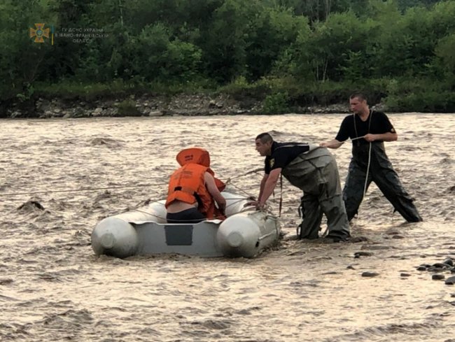 Співробітники ДСНС врятували 11 осіб на водоймах Прикарпаття 02
