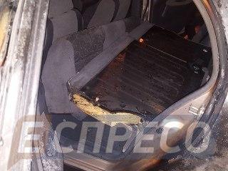 На Печерську в Києві вночі двічі підпалювали автомобілі 09