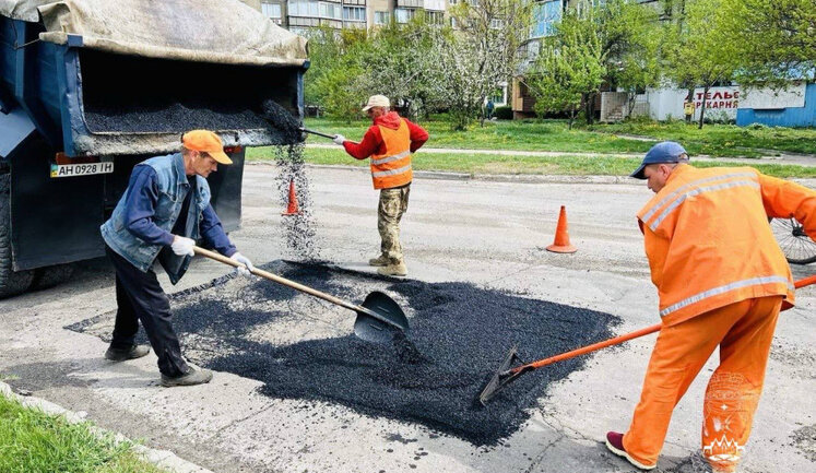 Як прифронтовий Покровськ витрачає десятки мільйонів на укладання асфальту