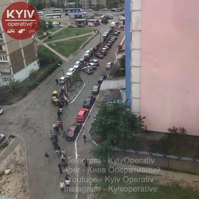 Транспортний колапс у Києві: черги від зупинок у спальних районах тягнуться глибоко у двори 01