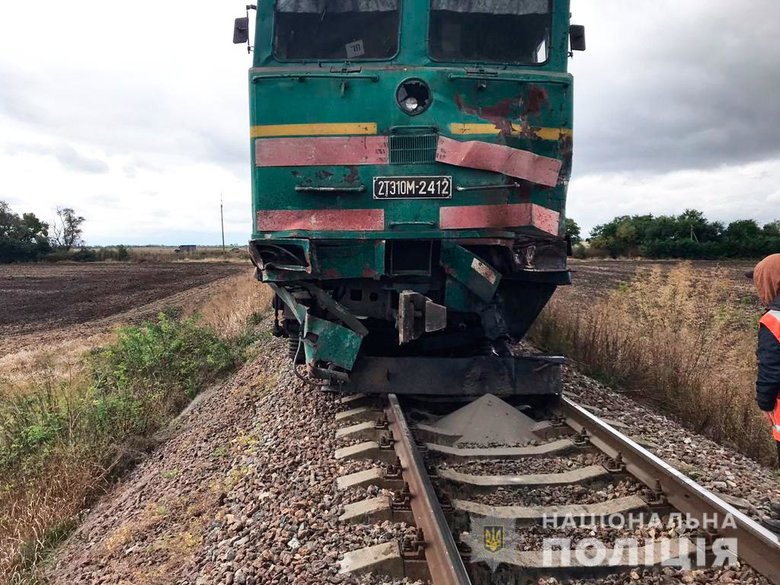 Локомотив столкнулся с грузовиком КрАЗ на Николаевщине, водитель погиб, - Нацполиция 01