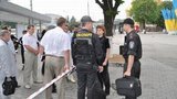 Донецкий вокзал оцепила милиция, людей эвакуировали, - ищут взрывчатку. ФОТОрепортаж