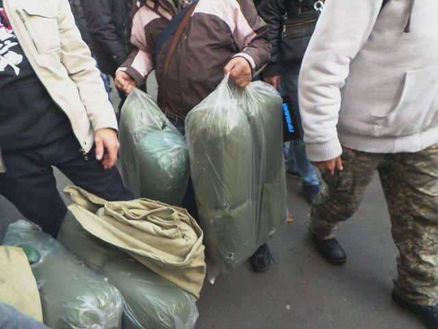 Мітингувальники почали встановлювати намети під Радою 07 Мітингувальники почали встановлювати намети під Радою 07