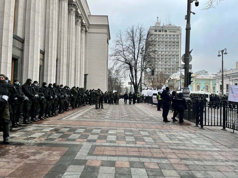 Под Радой митингуют ФОПы. Правоохранители перекрыли улицу Грушевского 05
