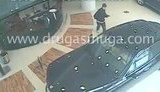 Ограбление автосалона Bentley. Вор случайно включил систему пожаротушения и запорошил элитные авто. ВИДЕО камер наблюдения.
